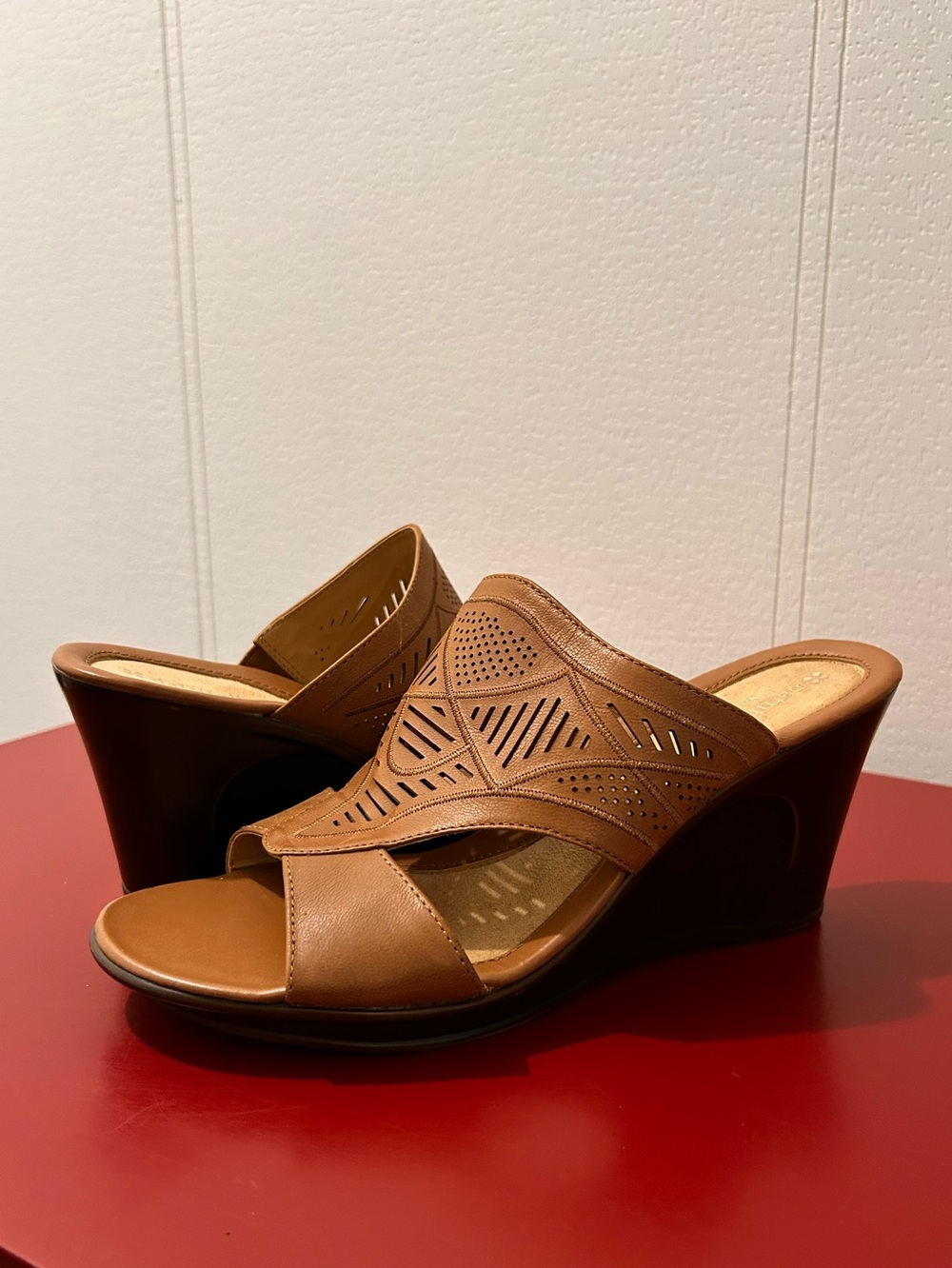 Naturalizer Oshea Size 9 Tan Leather Wedge Slide Sandals